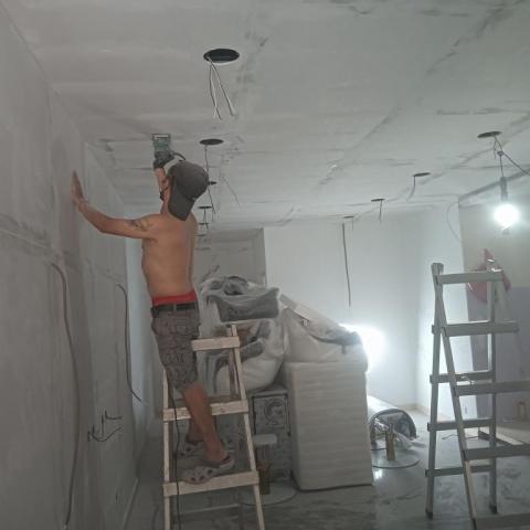 邱杰 - 全室披土噴漆，裝坎燈