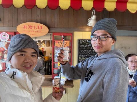 小男孩 | 中日英翻譯工坊 - 雙人團隊照，此為在日本熱海的合照。