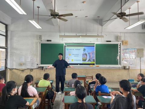 康家楷 - 到國小介紹自己的科系專業
