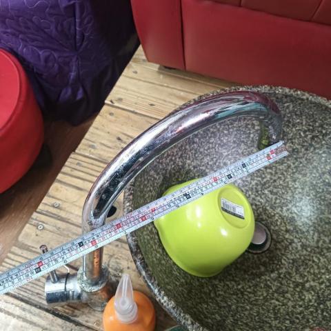 邱杰 - 彎龍頭漏水，進行更換