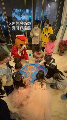 熊熊魔術師，魔術表演，造型氣球，婚禮主持，婚禮氣球，泡泡表演 - 熊熊陪你玩泡泡