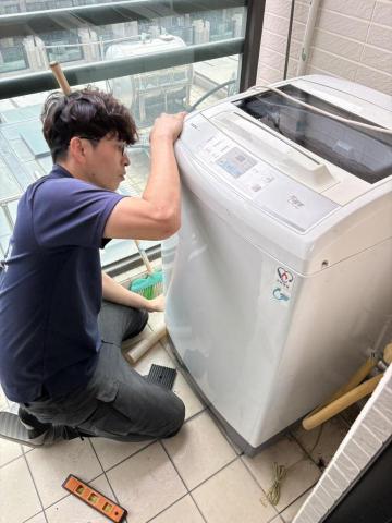 周賀冷氣 - 調整腳座，取平衡