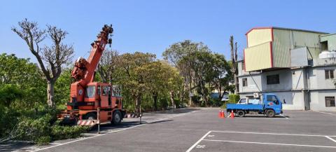 玘町臻園藝 - 科技股份有限公司停車場，假日鋸樹