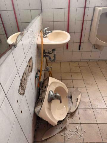 鍾俊宏 - 施作前/大樓公廁臉盆破損汰換