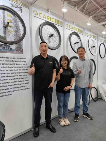 Carol 翻譯/隨行翻譯/同步口譯/逐步口譯🇬🇧🇱🇷🇦🇺 - 車展口譯