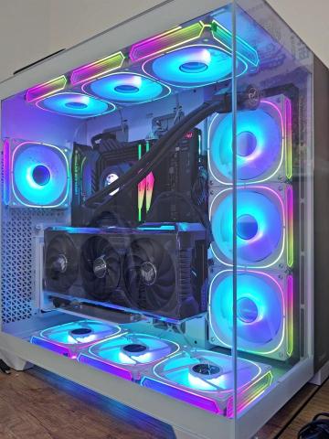 光輝電腦維修 - 客戶請我們組的電腦
CPU:12900K
主機板:rog z790 extreme
RAM:XPG 16*2=32G
Power:ROG  1000W
水冷:360歐洲精品
SSD:T500/1TB*2
顯示卡:TUF 4070 TI super
