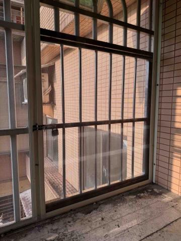 裕馨金屬工程行 - 原有鋁窗加裝不銹鋼逃生門