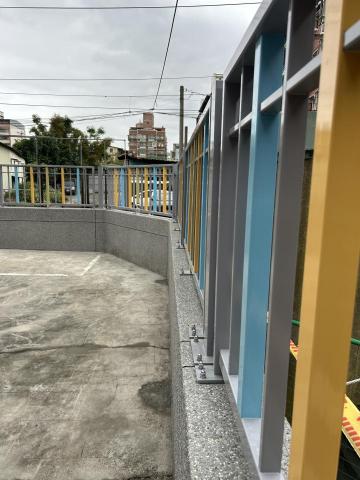 安績 - 學校柵欄