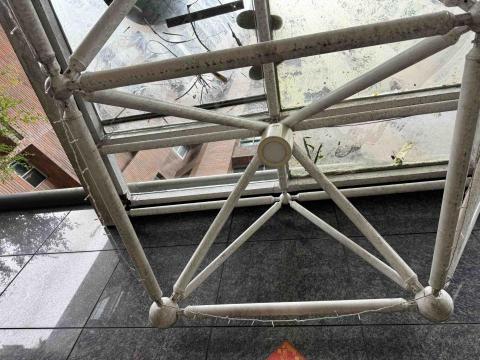 安心宅工程 - 社區風雨走廊原有玻璃劣化原貌 安心宅工程 - 社區風雨走廊原有玻璃劣化原貌