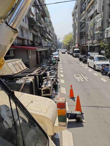 安心宅工程 - 吊車外牆防水工程路權申請及三角錐設置 安心宅工程 - 吊車外牆防水工程路權申請及三角錐設置