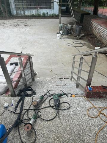 安績 - 學校司令台扶手