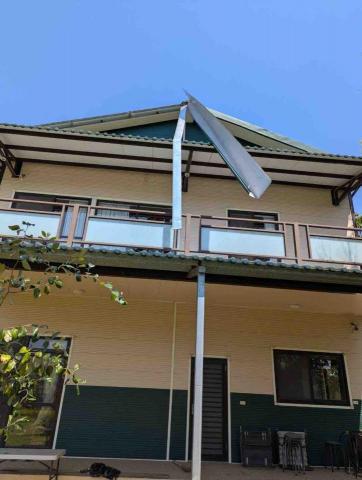 邱小姐 - 鐵皮屋簷掉落