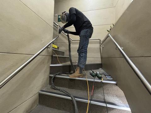 安績 - 銀行扶手