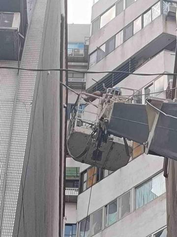 安心宅工程 - 外牆後側面防水工程 吊車移動定位施工 安心宅工程 - 外牆後側面防水工程 吊車移動定位施工