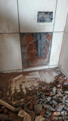 富安拆除工程 - 把舊有電管打出來