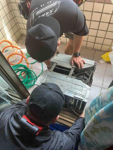 小葉師傅 冷氣/洗衣機專業清洗 - 窗型冷氣拆洗