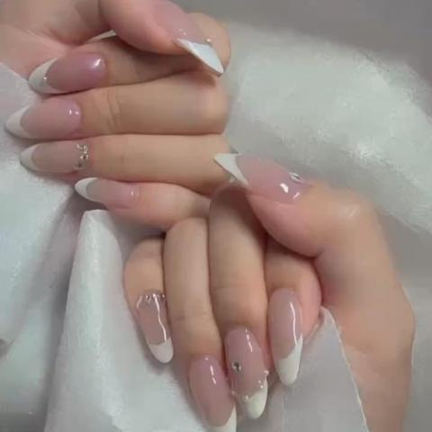 提供指甲光療機服務的專家蔡仲昇