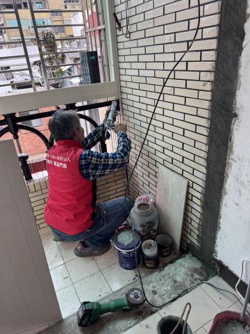 菜根湯圓   - 位於大安區公寓無電梯五樓地板、鋁窗、沙發、泥作、油漆,滿屋大型家俱鋼琴,沒有搬離情況下,我們完成地板全屋施工 菜根湯圓   - 位於大安區公寓無電梯五樓地板、鋁窗、沙發、泥作、油漆,滿屋大型家俱鋼琴,沒有搬離情況下,我們完成地板全屋施工
