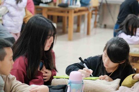 吳佩庭 - 長期參與志工活動陪伴孩子成長