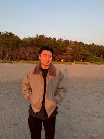 提供pttiphone版服務的專家Aaron