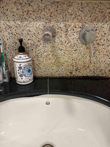 周昆興 - 崁入式水龍頭漏水修繕（前）