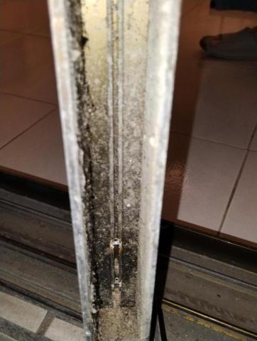 煜伸水和電維修 - 落地鋁門窗滑輪更換。