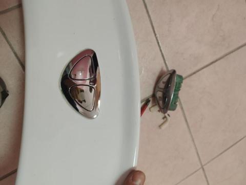 周昆興 - 馬桶沖水開關修繕（中）