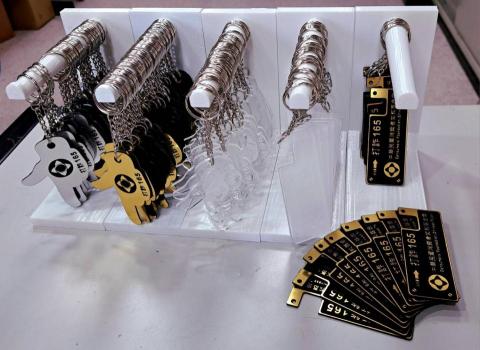 芸鴉設計 - 壓克力雷射切割鑰匙圈、3D列印鑰匙圈架成品。