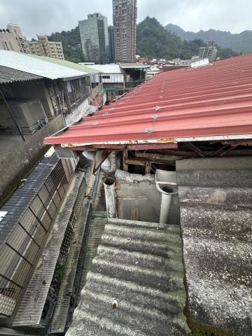 周昆興 - 頂樓屋簷排水修繕（前）