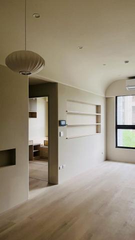 Framescape 法蘭空間設計工作室 - 透過前期仔細規劃的水電配線，
才能配合木作工程、
訂製展示與收納機能的系統櫃，
將複雜的老舊的管線更新並藏好。
仔細的挑選燈具與油漆配色，
鋪設地板，
在喜歡的時刻，
得到舒服的自然陰影與光線。
