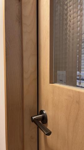 Framescape 法蘭空間設計工作室 - 木作門除了傳統常見貼皮，
設計和作法選擇還有很多。