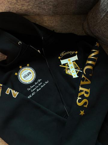 Studio參 - 團體服飾LOGO設計+商品實拍圖
說到團體服飾，你是否還停留在Tshirt和背心? 邁入2025年了，現在的團體服我們完全可以更高級!在實穿和公司形象之間，取得完美平衡是我們的宗旨！ 讓團體服也能成為個人帥氣形象的一部分！