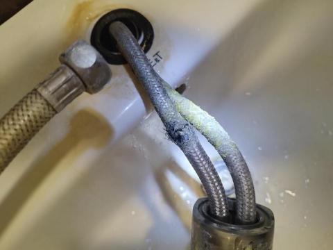 周昆興 - 水龍頭管子破裂修繕（前）