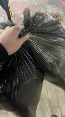 潔比潔服務社 - 清潔員拿走垃圾 潔比潔服務社 - 清潔員拿走垃圾