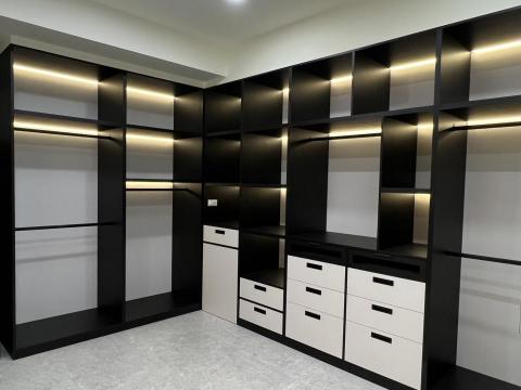 瀞珊室內裝修設計有限公司 - 透天厝新成屋主臥更衣空間採開放式內崁照明衣櫃