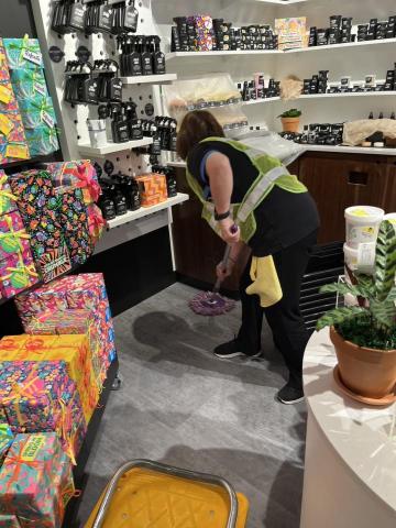 滿馨事業有限公司 - 百貨專櫃定期清潔