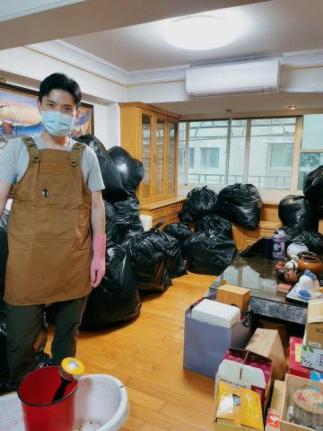 劉宥靖 - 為客戶打包處理搬家廢棄物