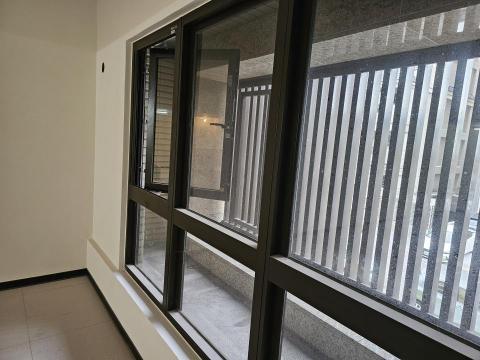 劉映佐 - 窗戶粉塵處理，鏡面與窗溝清潔