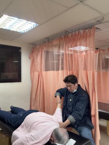 威風吉 - 患者舉手角度受限！（肩頸調理）