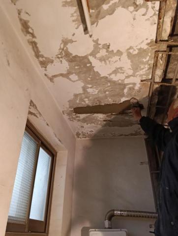 陽光街角郭先生 - 油漆前,天花破洞微水泥修復
