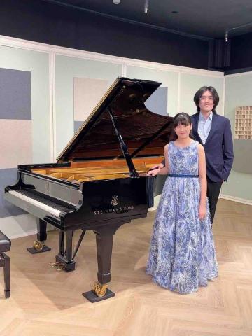 孫家承 -  

帶學生進錄音室