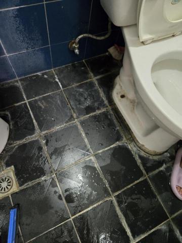 居家清潔 - 空屋浴室地板清潔前