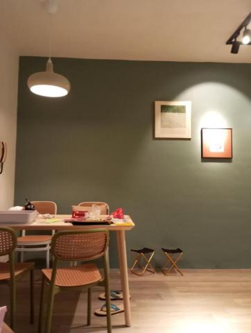 水色彩油漆工程 - 軌道燈+pvc地板+主牆跳色=拉滿氛圍感