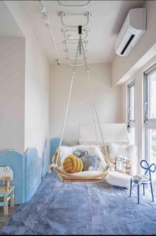 回醞空間設計 - 兒童房規劃-在溫暖藍色氛圍中，孩子可翻滾於軟墊、攀爬單槓、悠閒搖掛椅，自在互動，玩樂中成長
