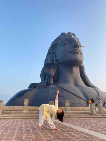 無極瑜珈 Cosmic Yoga  - 在印度Isha瑜伽中心 Adi Yogi像前做瑜珈體式