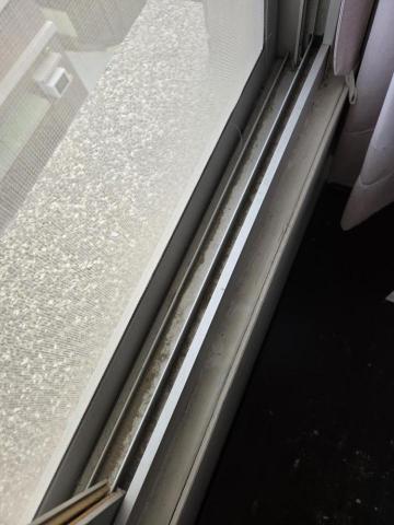 居家清潔 - 空屋窗溝清潔前