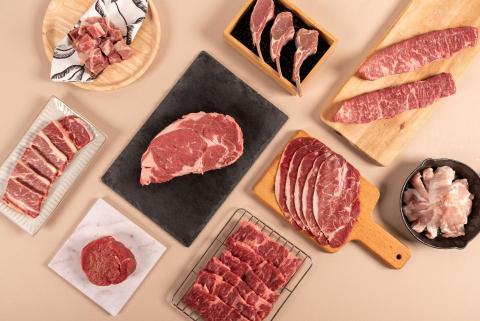 鄭譜洋 - 肉品情境照，目不暇給的肉品讓客人的食指大動！