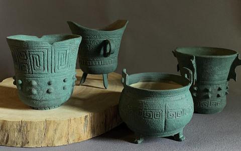 許珊珊 - 陶瓷仿製青銅器（使用化妝土技法）