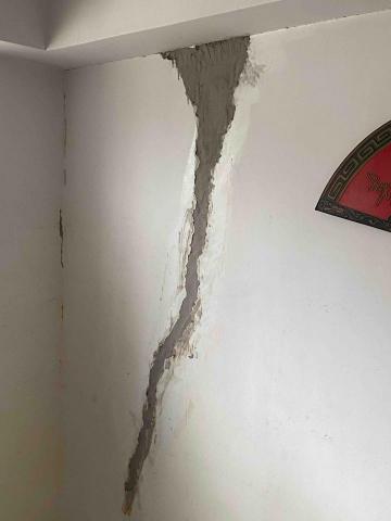 阮先生 - 處理地震裂縫施工中