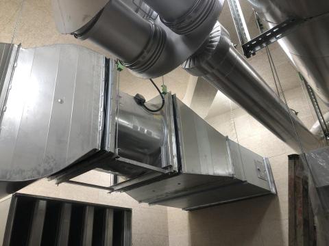 銘鴻工程行 - 大樓機房隔音工程。隔音工程因屬於專利工程，所以報價上通常偏高！與聲學公司合作多年後，我們公司希望隔音工程能更親民的讓更多業主選擇！